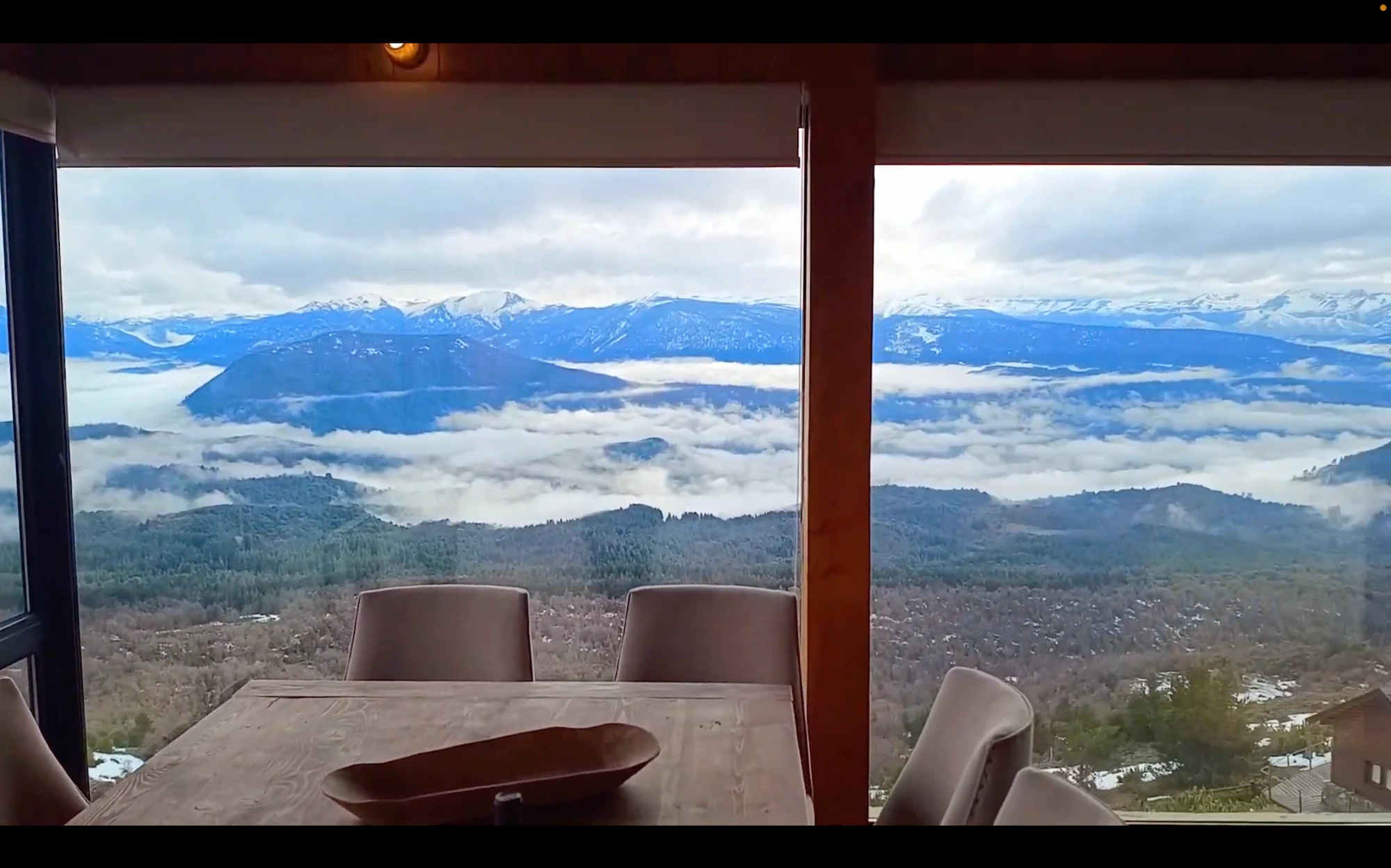 Lago y volcán